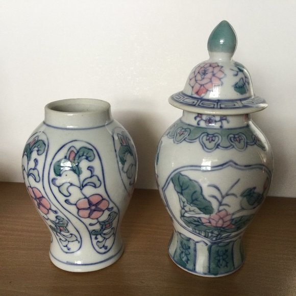 Two small vintage Chinese porcelain jars small hand painted made in China - Picture 1 of 5